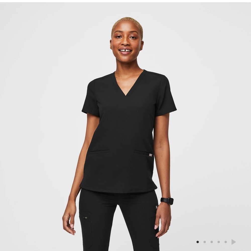 Figs Casma 2 Pocket Scrub Top In Black Woman's Size Medium